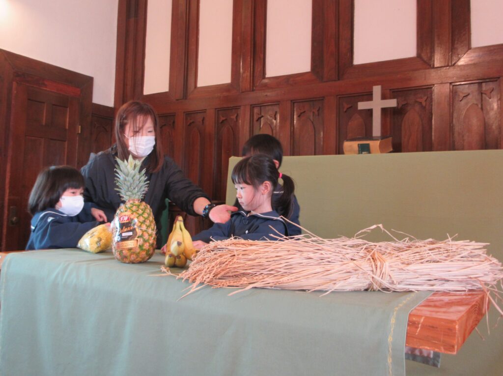 果物や野菜を神様におささげしました