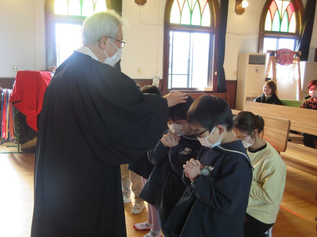 園長先生に一人ずつお祈りしていただきました