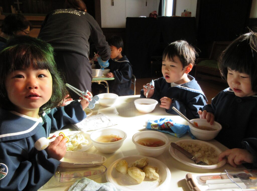 小さいおともだちはお餅を小さくしていただきました